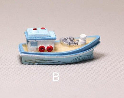 Nautical Charm: Exquisite Handcrafted Sailboat Sculpture - Très Elite