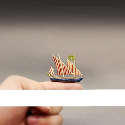 Nautical Charm: Exquisite Handcrafted Sailboat Sculpture - Très Elite