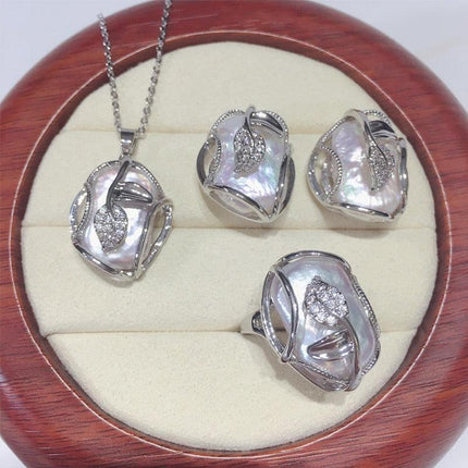 Opulent 18K Gold Baroque Pearl Jewelry Collection: A Touch of Timeless Elegance - Très Elite