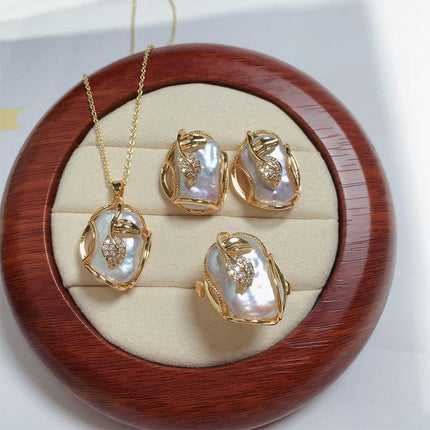 Opulent 18K Gold Baroque Pearl Jewelry Collection: A Touch of Timeless Elegance - Très Elite