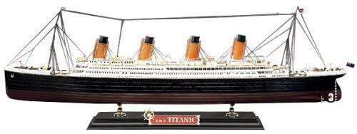 R.M.S. Titanic 1/400 Scale Deluxe Model Kit with Engraved Display Base