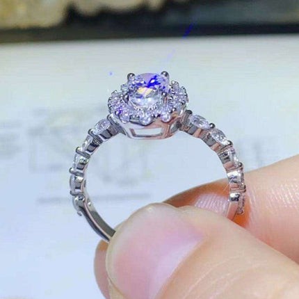 Radiant Halo 1 Carat Lab-Diamond Sterling Silver Ring - A Classic Touch of Luxury - Très Elite