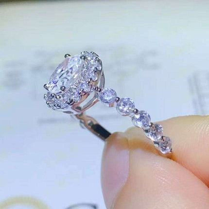Radiant Halo 1 Carat Lab-Diamond Sterling Silver Ring - A Classic Touch of Luxury - Très Elite