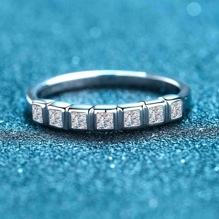 Radiant Minimalist Moissanite Silver Ring - Elegant Lab-Grown Diamond Jewelry - Très Elite