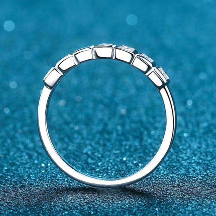 Radiant Minimalist Moissanite Silver Ring - Elegant Lab-Grown Diamond Jewelry - Très Elite