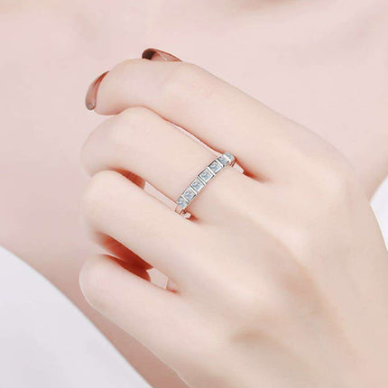 Radiant Minimalist Moissanite Silver Ring - Elegant Lab-Grown Diamond Jewelry - Très Elite