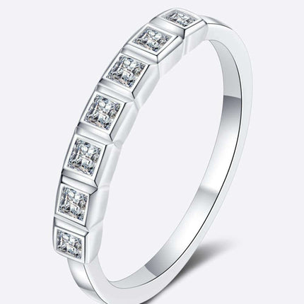 Radiant Minimalist Moissanite Silver Ring - Elegant Lab-Grown Diamond Jewelry - Très Elite