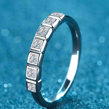 Radiant Minimalist Moissanite Silver Ring - Elegant Lab-Grown Diamond Jewelry - Très Elite