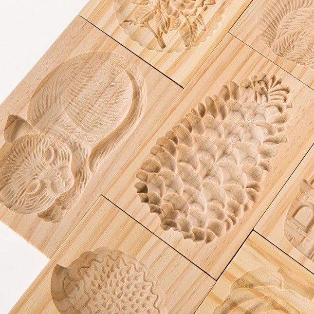 Retro Beech Wood Cookie Mold with 3D Embossed Designs - Elevate Your Baking Artistry! - Très Elite