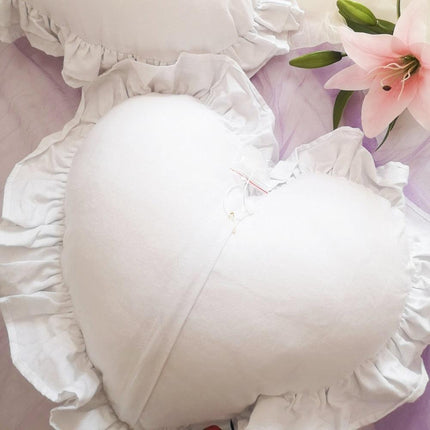 Romantic Heart Ruffle Cotton Pillow - Elegant Accent Cushion for Home Decor - Très Elite