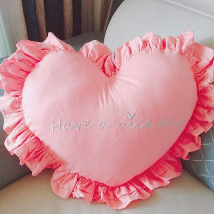 Romantic Heart Ruffle Cotton Pillow - Elegant Accent Cushion for Home Decor - Très Elite