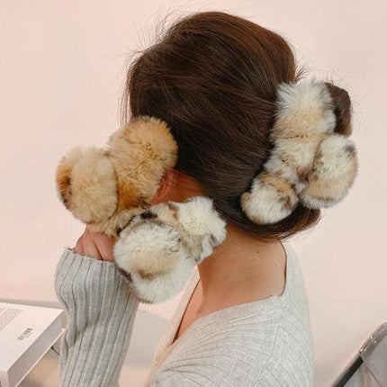 Luxurious Plush Faux Fur Rabbit Hair Claw Clip: Fashionable Hair Accessory for Modern Women