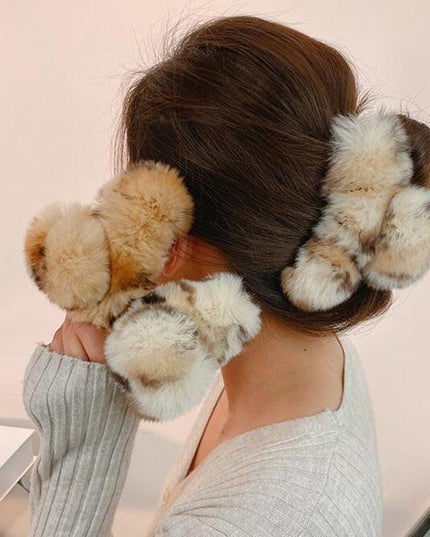 Luxurious Plush Faux Fur Rabbit Hair Claw Clip: Fashionable Hair Accessory for Modern Women
