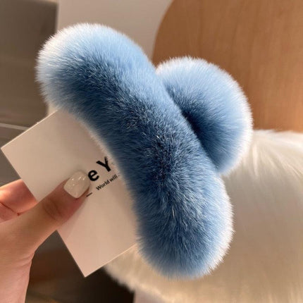 Luxurious Plush Faux Fur Rabbit Hair Claw Clip: Fashionable Hair Accessory for Modern Women