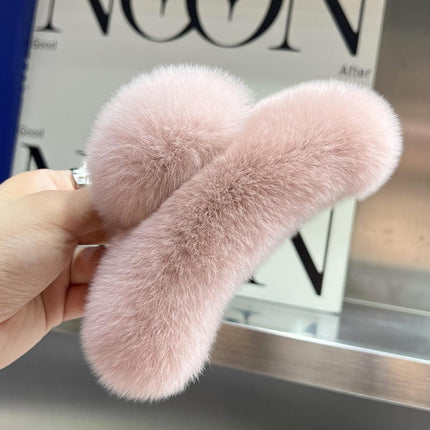 Luxurious Plush Faux Fur Rabbit Hair Claw Clip: Fashionable Hair Accessory for Modern Women
