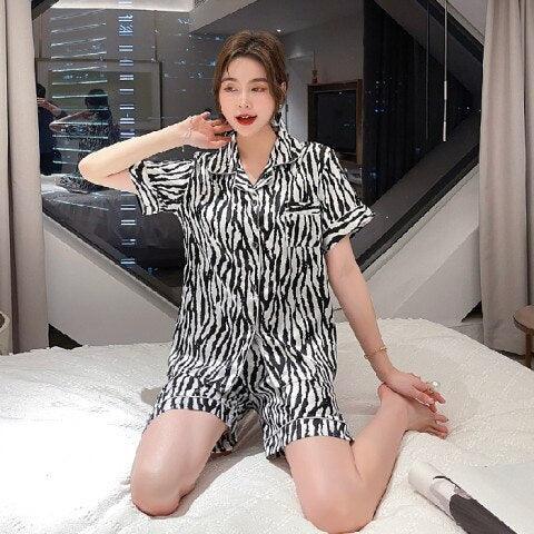 Sleek Leopard Pattern Cozy Lounge Ensemble: Stylish Comfort for Today’s Woman