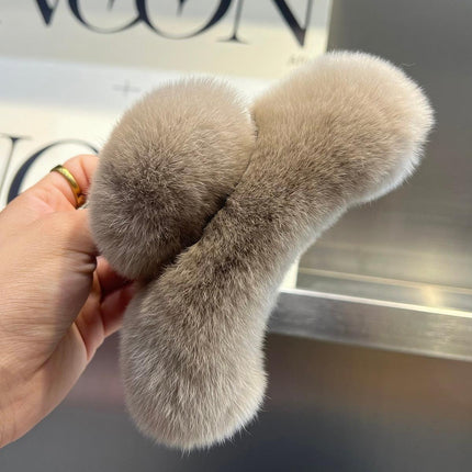 Luxurious Plush Faux Fur Rabbit Hair Claw Clip: Fashionable Hair Accessory for Modern Women