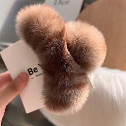 Luxurious Plush Faux Fur Rabbit Hair Claw Clip: Fashionable Hair Accessory for Modern Women