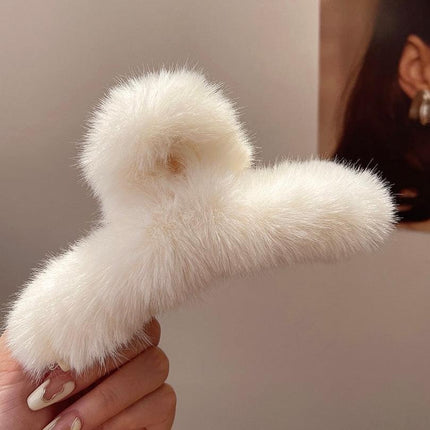 Luxurious Plush Faux Fur Rabbit Hair Claw Clip: Fashionable Hair Accessory for Modern Women