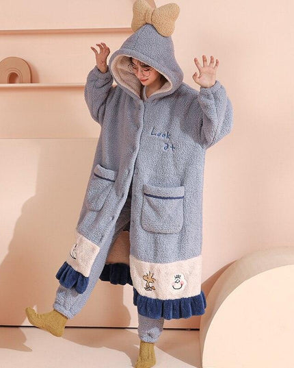 Cozy Elegance: Plush Coral Velvet Women's Bathrobe for Winter Relaxation