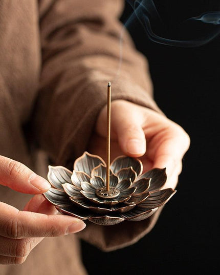 Serene Lotus Alloy Incense Holder: Aromatherapy Diffuser for Tranquil Spaces