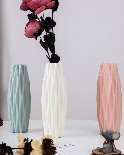 Elegant Ceramic-Finish Plastic Vase with Nordic Charm