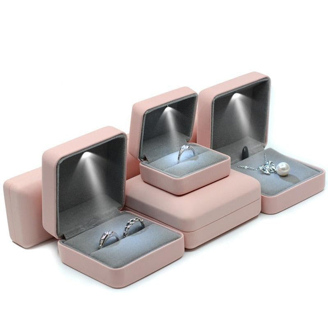 Elegant LED-Illuminated Jewelry Case in Luxurious Leather for Travel and Display