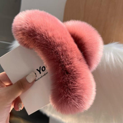 Luxurious Plush Faux Fur Rabbit Hair Claw Clip: Fashionable Hair Accessory for Modern Women