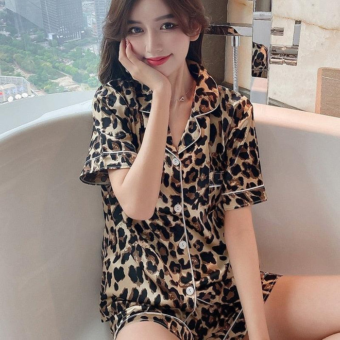 Sleek Leopard Pattern Cozy Lounge Ensemble: Stylish Comfort for Today’s Woman