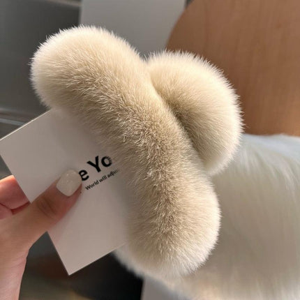 Luxurious Plush Faux Fur Rabbit Hair Claw Clip: Fashionable Hair Accessory for Modern Women