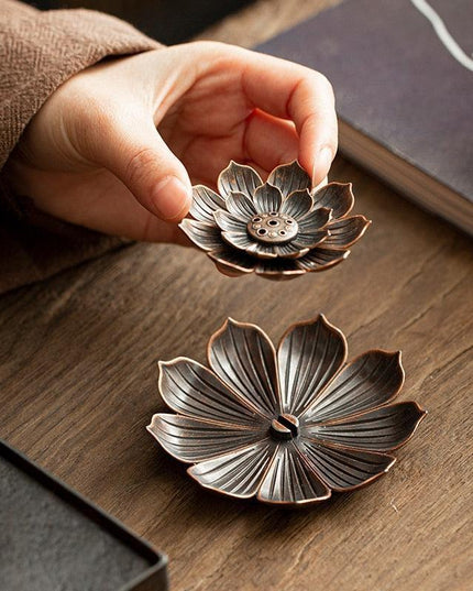 Serene Lotus Alloy Incense Holder: Aromatherapy Diffuser for Tranquil Spaces