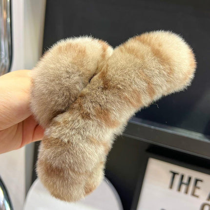 Luxurious Plush Faux Fur Rabbit Hair Claw Clip: Fashionable Hair Accessory for Modern Women