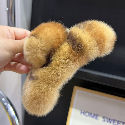 Luxurious Plush Faux Fur Rabbit Hair Claw Clip: Fashionable Hair Accessory for Modern Women