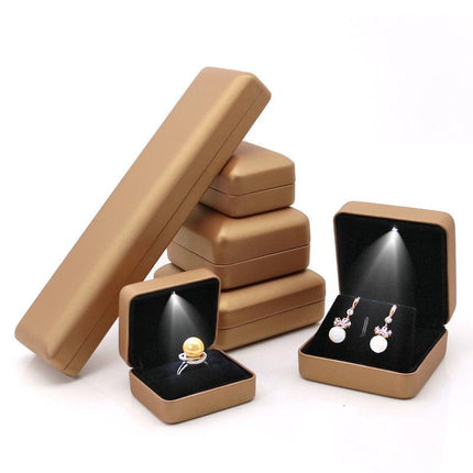Elegant LED-Illuminated Jewelry Case in Luxurious Leather for Travel and Display