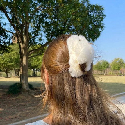 Luxurious Plush Faux Fur Rabbit Hair Claw Clip: Fashionable Hair Accessory for Modern Women