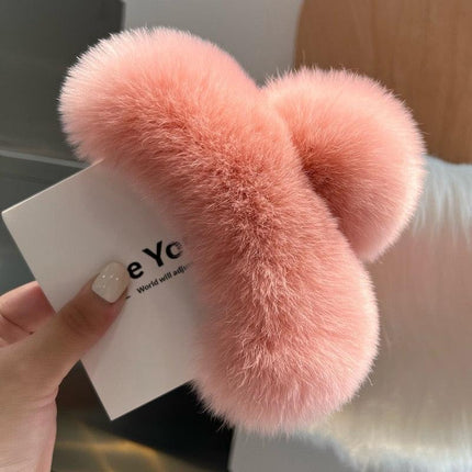Luxurious Plush Faux Fur Rabbit Hair Claw Clip: Fashionable Hair Accessory for Modern Women