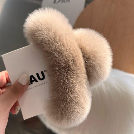 Luxurious Plush Faux Fur Rabbit Hair Claw Clip: Fashionable Hair Accessory for Modern Women