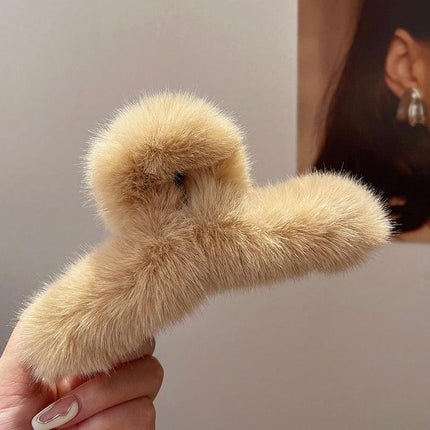 Luxurious Plush Faux Fur Rabbit Hair Claw Clip: Fashionable Hair Accessory for Modern Women