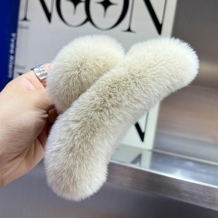 Luxurious Plush Faux Fur Rabbit Hair Claw Clip: Fashionable Hair Accessory for Modern Women