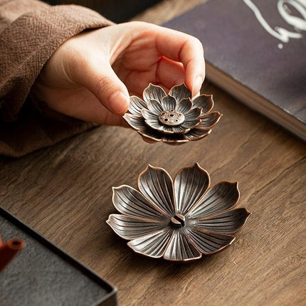 Serene Lotus Alloy Incense Holder: Aromatherapy Diffuser for Tranquil Spaces - Très Elite