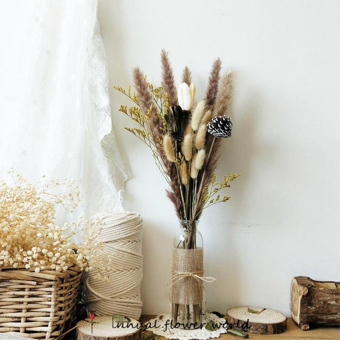 Elegant Natural Dried Pampas Grass Bunch for Chic Interior Decor