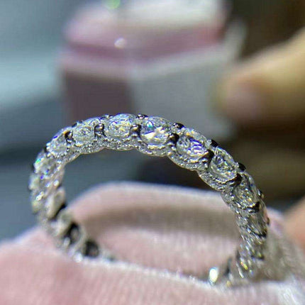 Sleek Platinum-Finished Moissanite Ring - Timeless Elegance - Très Elite