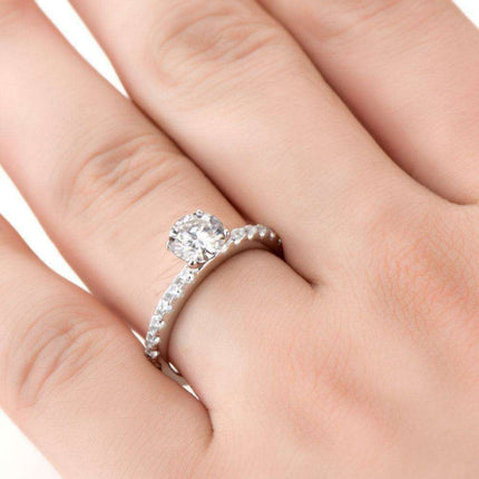 Sophisticated Moissanite and Zircon Engagement Ring with Platinum Finish - Très Elite