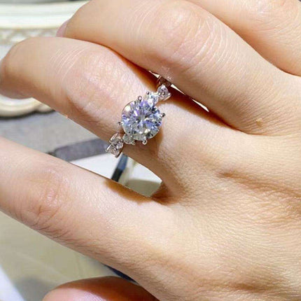 Sophisticated Sterling Silver Ring Adorned with Lab-Grown Diamond, Moissanite, and Zircon Accents - Très Elite