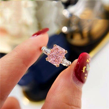 Timeless Elegance: Dazzling Cubic Zirconia Ring for Every Occasion - Très Elite