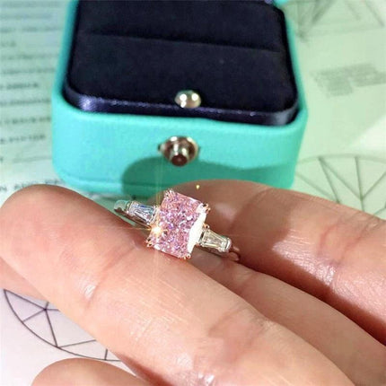 Timeless Elegance: Dazzling Cubic Zirconia Ring for Every Occasion - Très Elite
