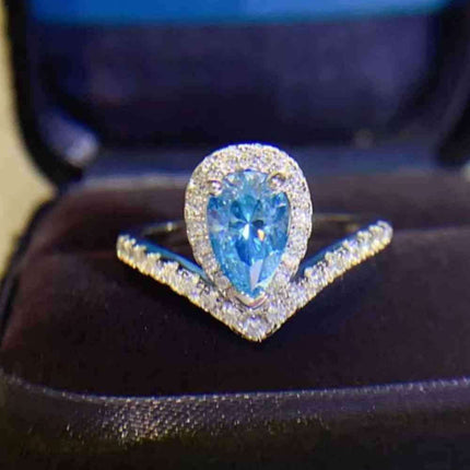 Timeless Elegance Moissanite Ring in Platinum - A Sparkling Statement Piece - Très Elite