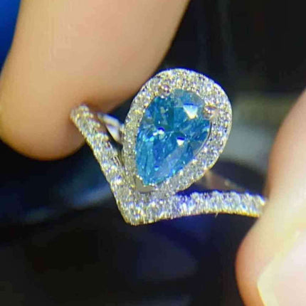 Timeless Elegance Moissanite Ring in Platinum - A Sparkling Statement Piece - Très Elite