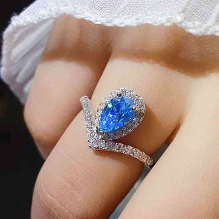 Timeless Elegance Moissanite Ring in Platinum - A Sparkling Statement Piece - Très Elite