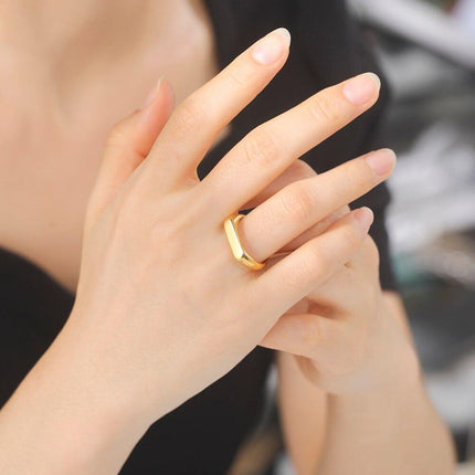 Unisex Classic Gold Wedding Band - Timeless Versatility for All Occasions - Très Elite